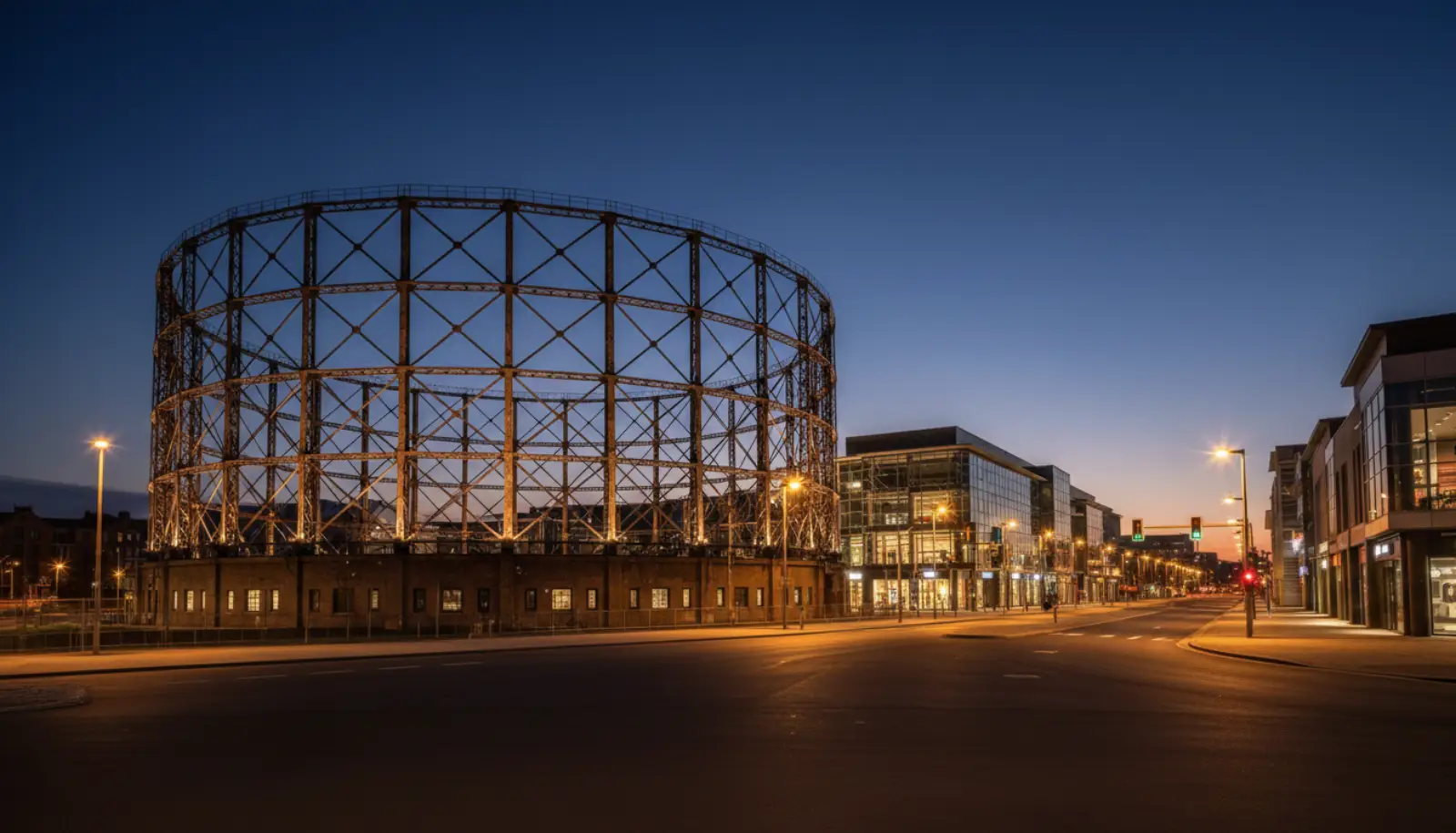 Der Gasometer Oberhausen ragt vor dem Abendhimmel über die Neue Mitte